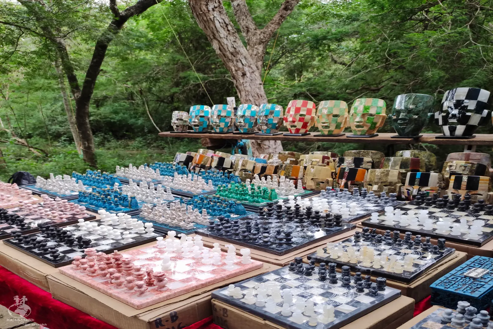 Různé stánky v areálu Chichén Itzá