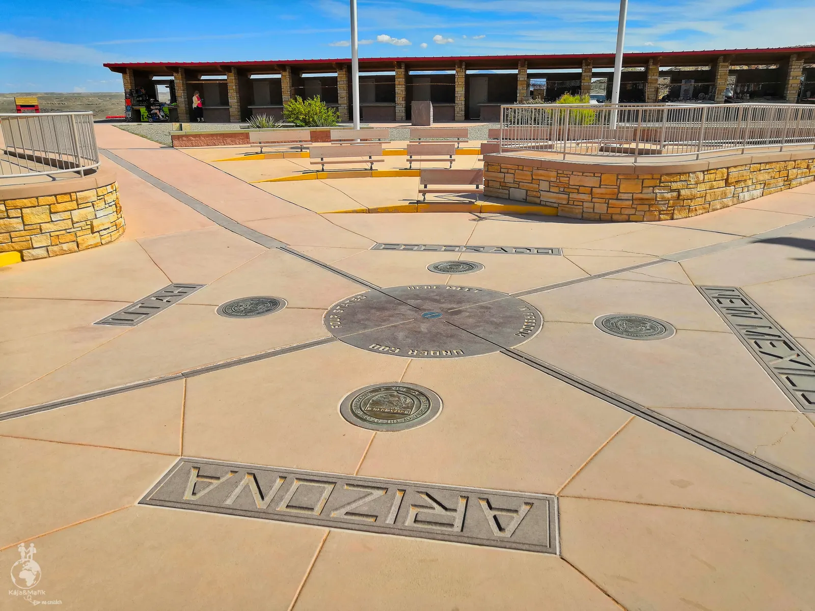 Four Corners - hranice 4 států (Arizona, Nové Mexiko, Utah a Colorado)