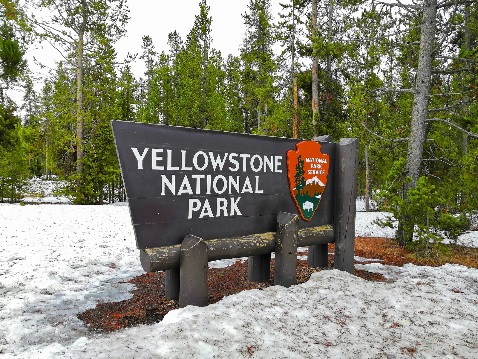 Cedule při příjezdu do Yellowstone National Park