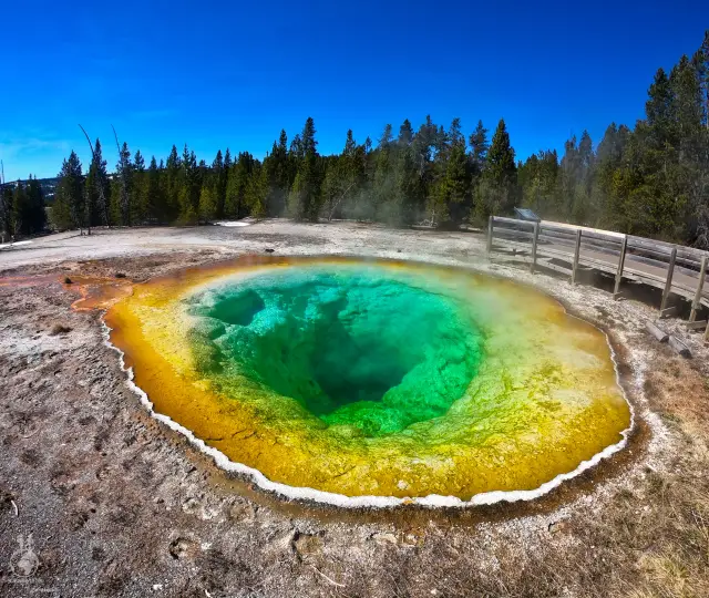 Morning Glory Pool v Yellowstone National Park