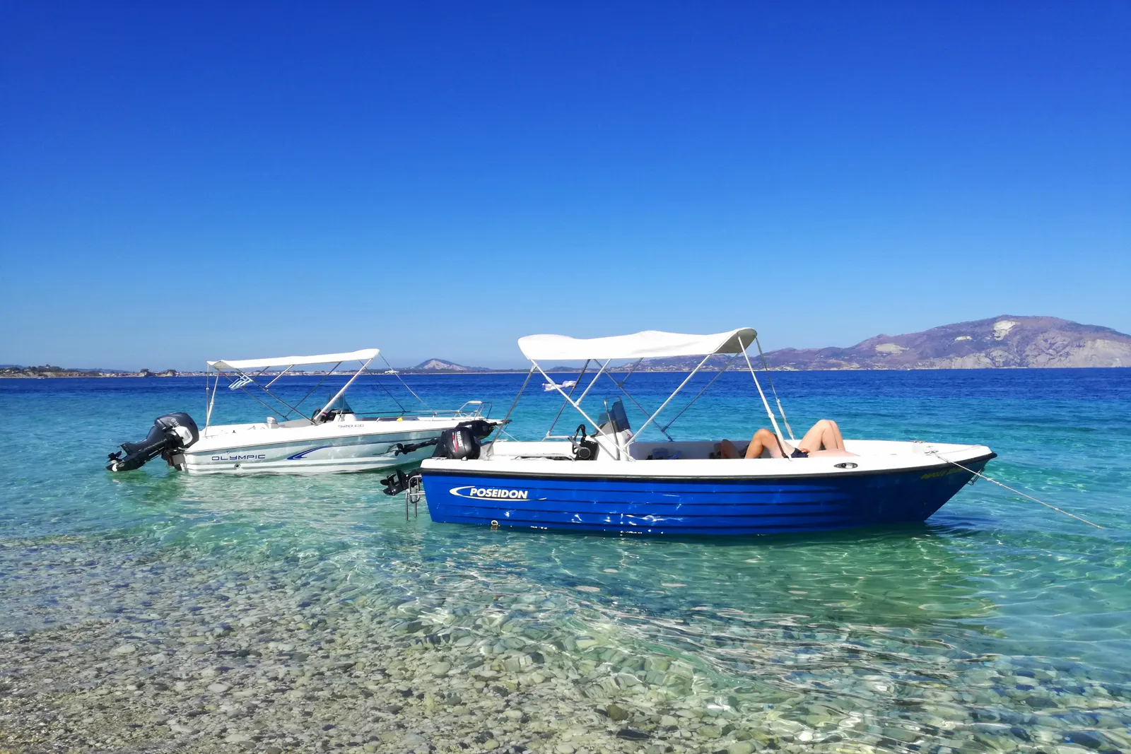 Speedboat na pláži ostrova Marathonisi