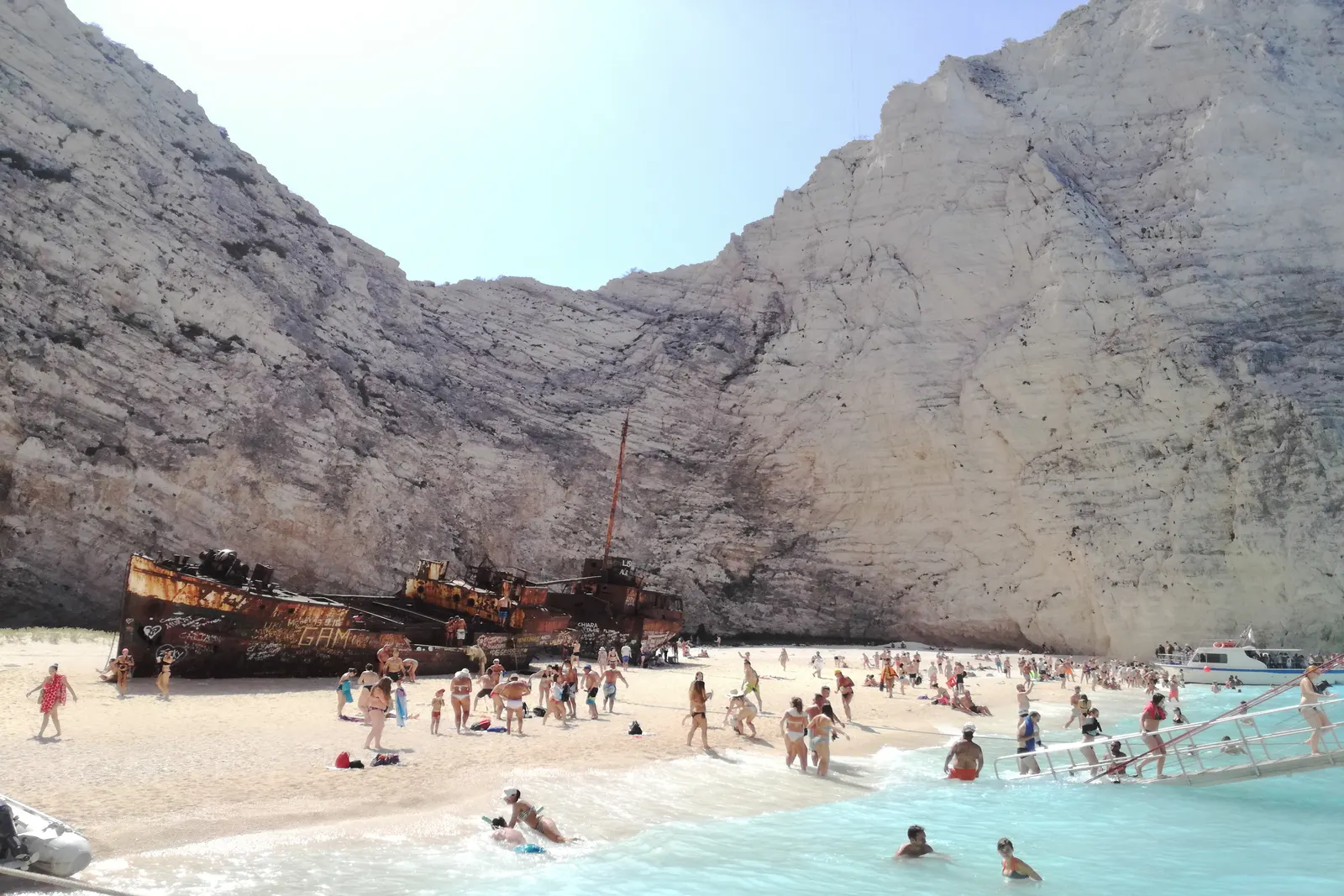 Pláž Navagio narvaná lidmi