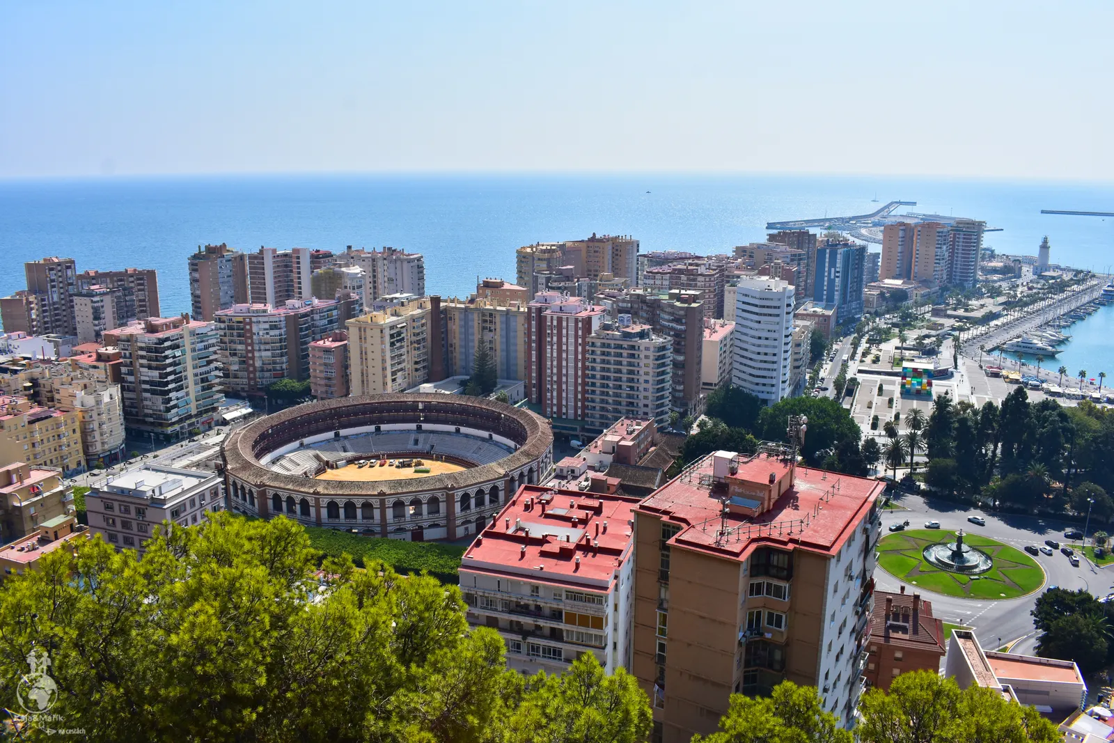 Výhled z kopce pod hradem Gibralfaro na Plaza de Toros la Malagueta