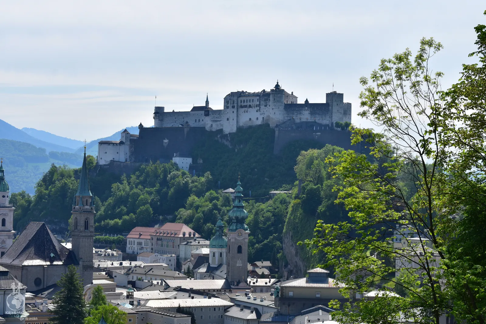 Vyhlídka na hoře Monchsberg s výhledem na hrad Hohensalzburg